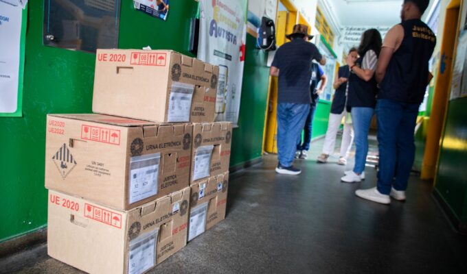 TRE-AM inicia distribuição de 4,1 mil urnas eletrônicas para votação em Manaus