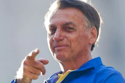 Bolsonaro tenta eleger três filhos, dois cunhados, irmão, atual e ex-mulher
