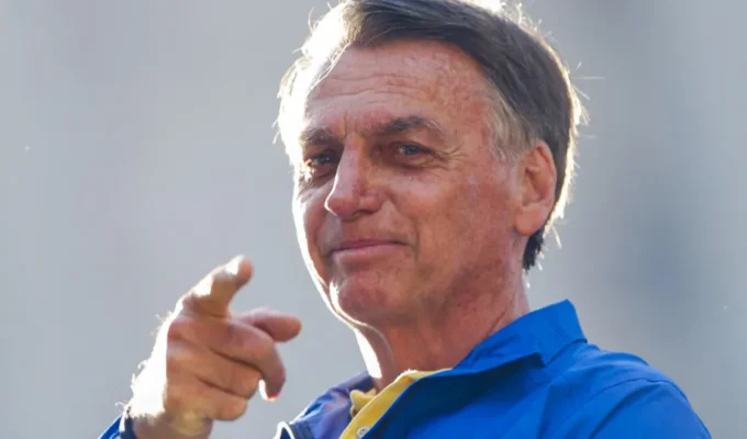 Bolsonaro tenta eleger três filhos, dois cunhados, irmão, atual e ex-mulher