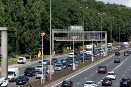 França vai suspender carteira de motoristas flagrados ao celular no volante