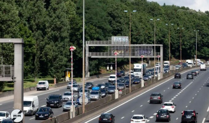 França vai suspender carteira de motoristas flagrados ao celular no volante