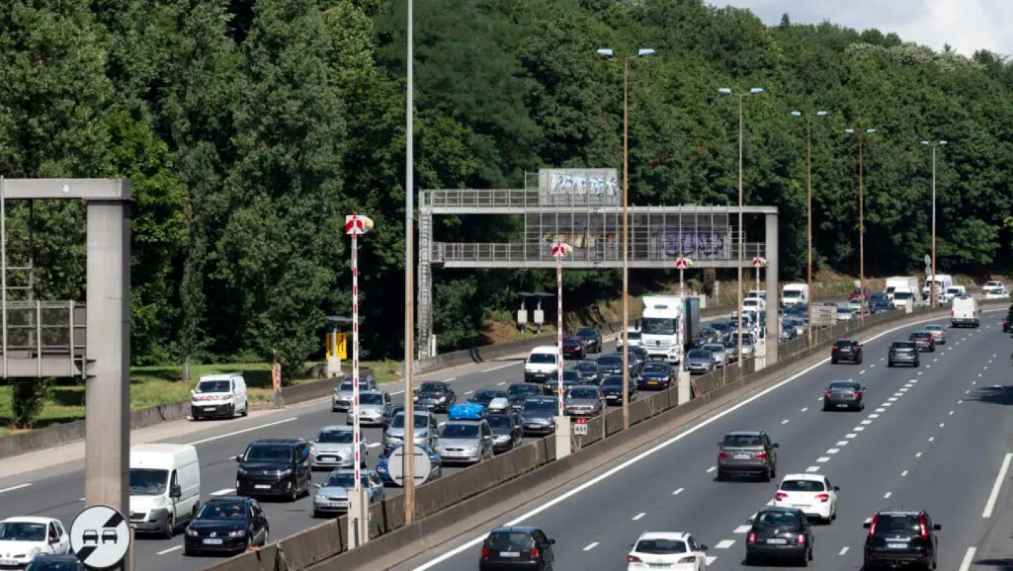 França vai suspender carteira de motoristas flagrados ao celular no volante