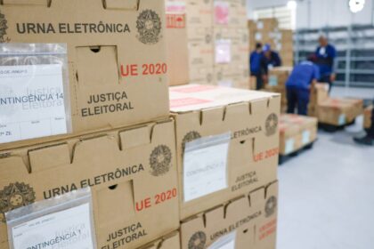 Tribunais distribuem urnas e preparam sessões para eleição