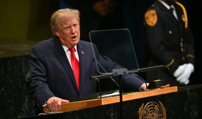 Trump anuncia pagamento de US$ 90 a idosos antes das eleições legislativas nos EUA