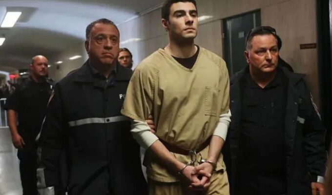 VÍDEO: Novas imagens mostram Luigi Mangione, que matou CEO em Nova York, ao ser preso