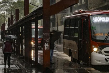 Chuva predomina neste domingo de eleição; Paraná tem alerta vermelho