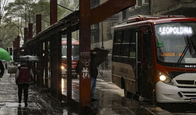 Chuva predomina neste domingo de eleição; Paraná tem alerta vermelho