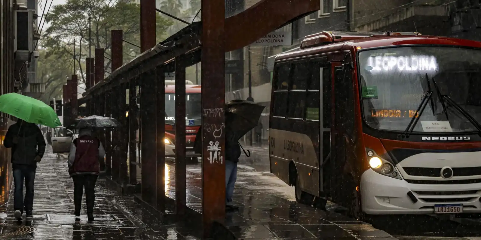 Chuva predomina neste domingo de eleição; Paraná tem alerta vermelho