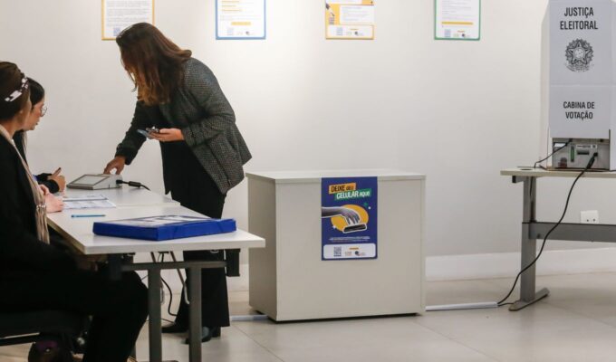 Colinha em papel e sem celular: saiba o que pode entrar na cabine