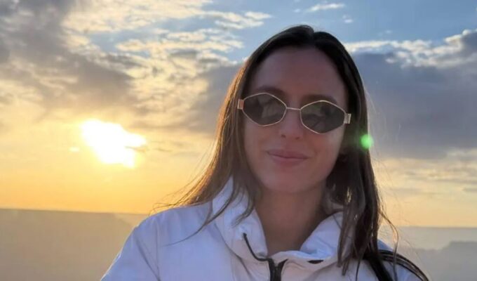 Atriz brasileira é presa pelo ICE no aeroporto de Los Angeles e está detida há mais de um mês