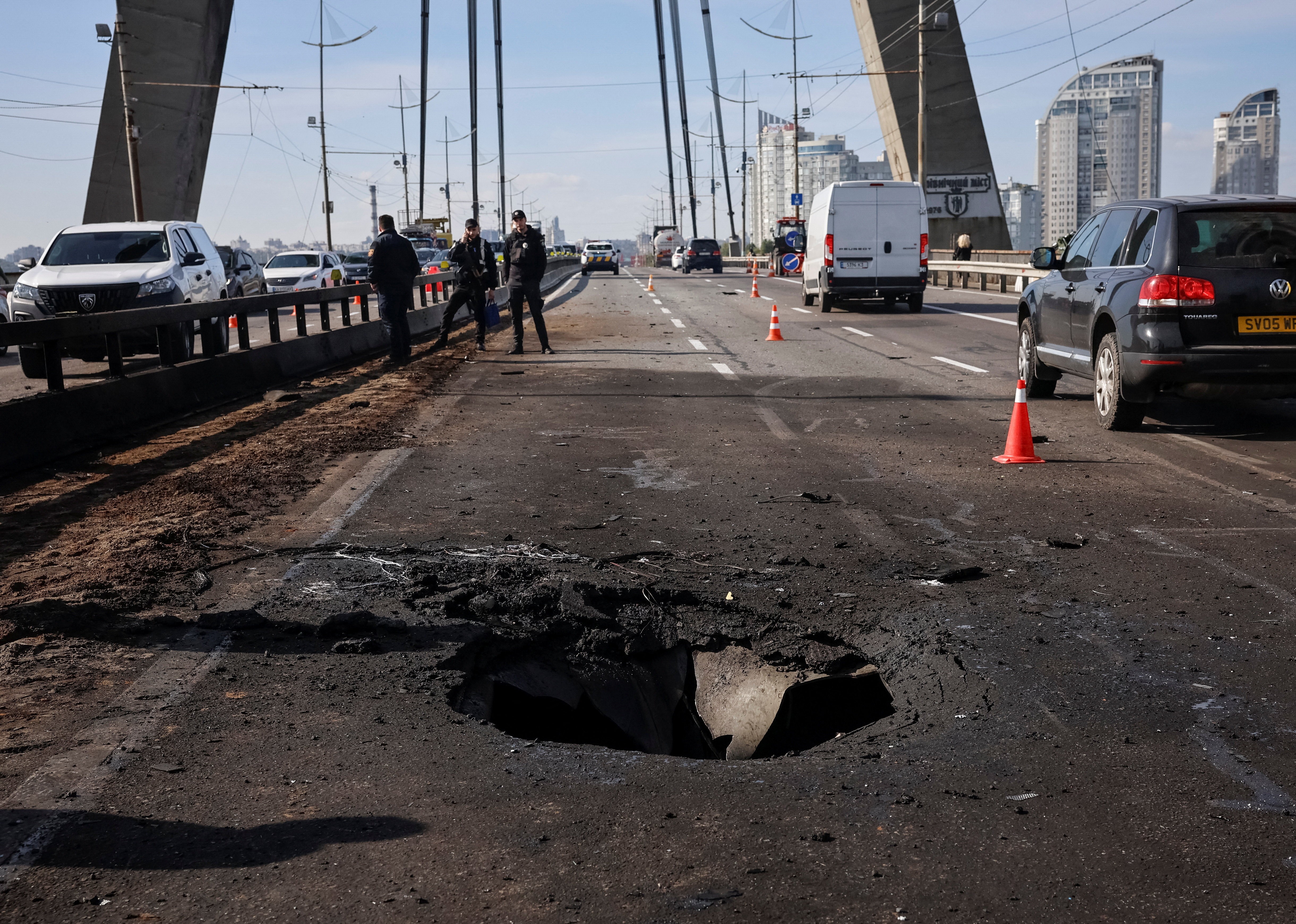 VÍDEO: drone russo atinge ponte movimentada em Kiev; 2 ficam feridos