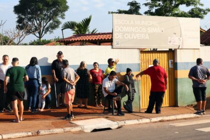 Analfabetos e ex-alunos votam sob emoção em escola que já foi curral