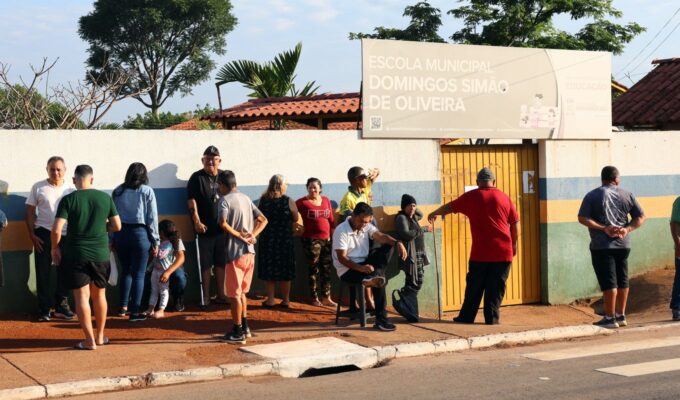 Analfabetos e ex-alunos votam sob emoção em escola que já foi curral