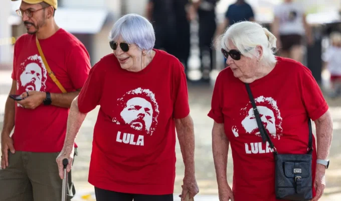 Lula lidera no exterior em Milão, Berlim e China; Flávio fica em segundo