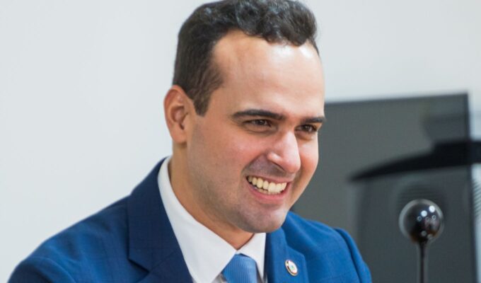 Lucas Ribeiro é reeleito governador da Paraíba no primeiro turno