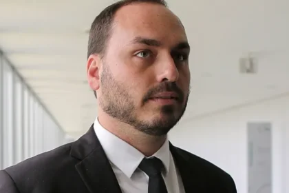 Carol de Toni e Carlos Bolsonaro são eleitos senadores por Santa Catarina