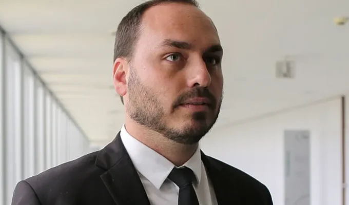 Carol de Toni e Carlos Bolsonaro são eleitos senadores por Santa Catarina