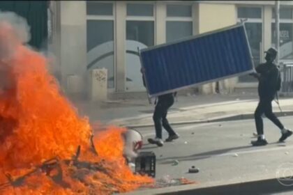 Jovem de 15 anos tem mão arrancada por explosão durante protestos escolares na França, diz governo local