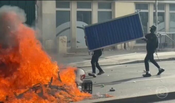 Jovem de 15 anos tem mão arrancada por explosão durante protestos escolares na França, diz governo local