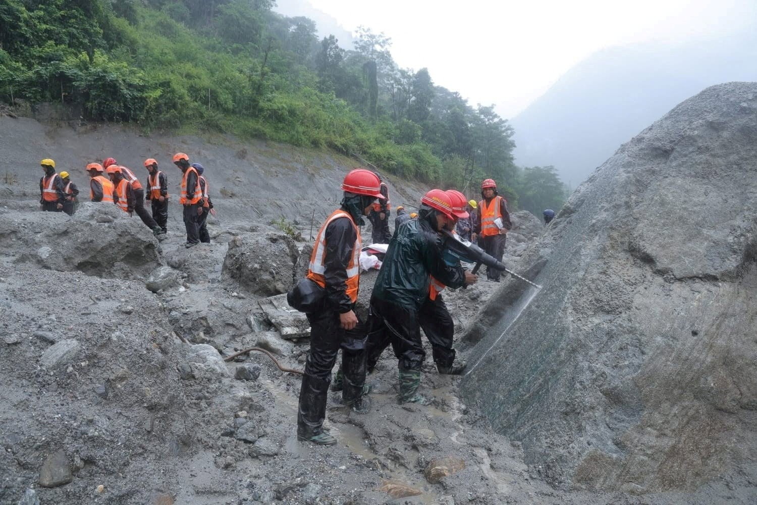 Nepal encerra operações de busca e resgate após avalanche; mais de 5 mil pessoas seguem desaparecidas