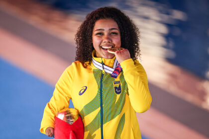  Conheça Alessandra Oliveira, promessa da natação paralímpica