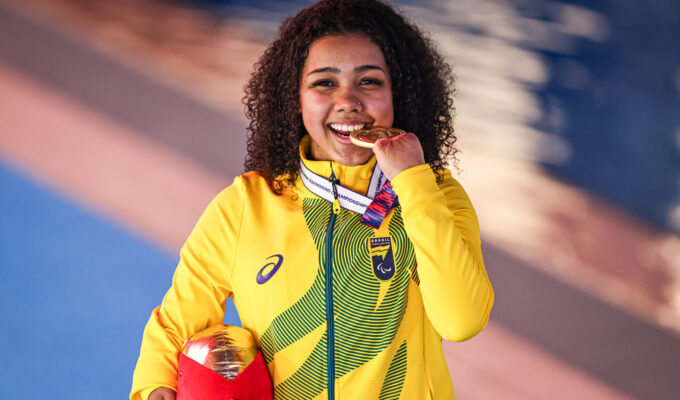  Conheça Alessandra Oliveira, promessa da natação paralímpica
