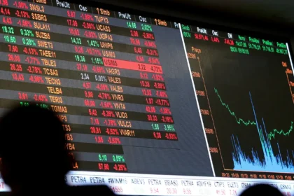Dólar cai a R$ 5, e bolsa sobe quase 8% após primeiro turno