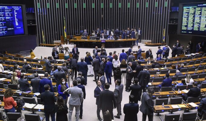 Representação de parlamentares negros segue baixa, diz pesquisadora