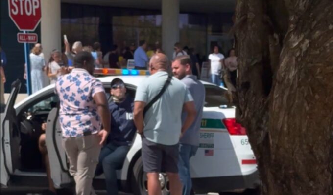 Brasileiro é preso nos EUA após usar roupa de agente do ICE durante votação