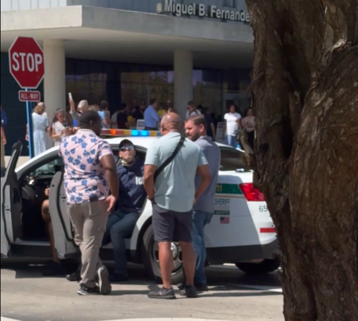 Brasileiro é preso nos EUA após usar roupa de agente do ICE durante votação
