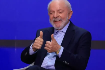 Lula diz carregar ‘promiscuidade’ do STF na campanha e chama Flávio Bolsonaro de ‘cara do sistema’