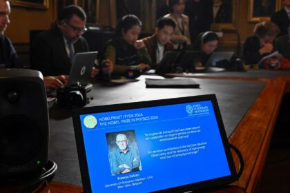 Belga que descobriu menor partícula do universo recebe Nobel da Física