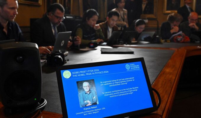 Belga que descobriu menor partícula do universo recebe Nobel da Física