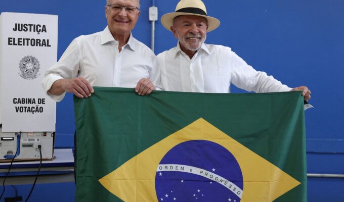 Mendonça dá 24h para remoção de posts sobre Lula e bandeira do Brasil 
