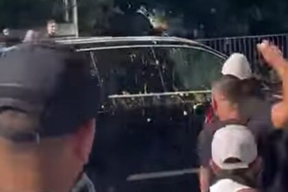 É #FAKE que vídeo mostre carro de Janja sofrendo ataque com ovos; gravação exibe protesto na Albânia