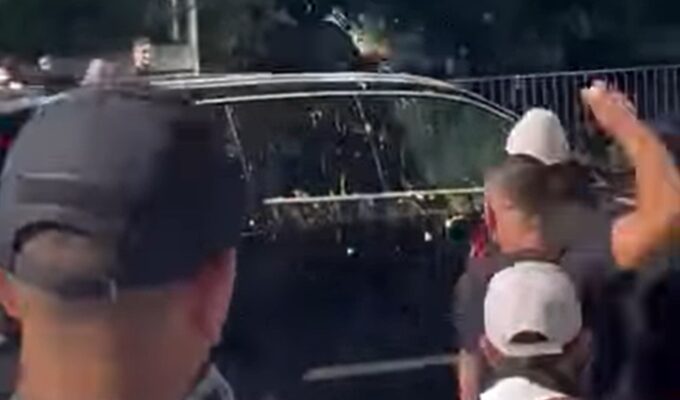 É #FAKE que vídeo mostre carro de Janja sofrendo ataque com ovos; gravação exibe protesto na Albânia