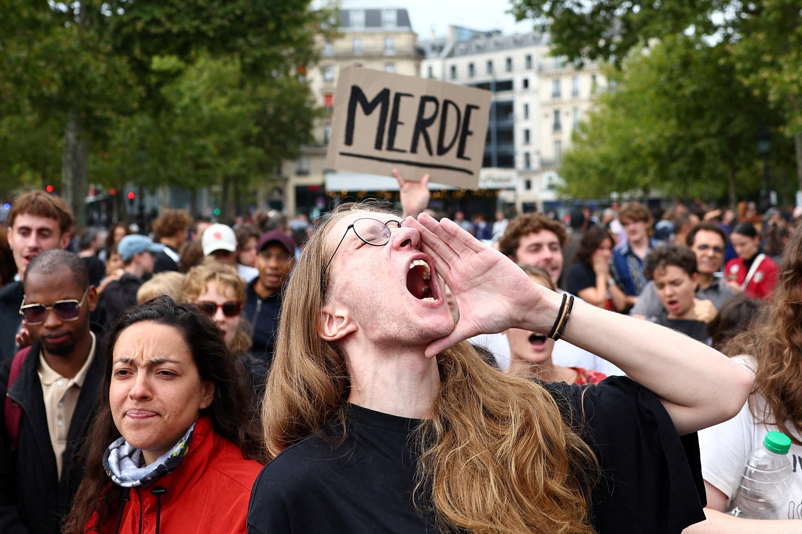 Irã convoca embaixador francês devido à repressão aos protestos estudantis na França