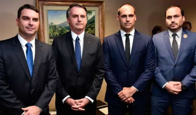 Flávio quer mudar Constituição para defender interesses dos Bolsonaro