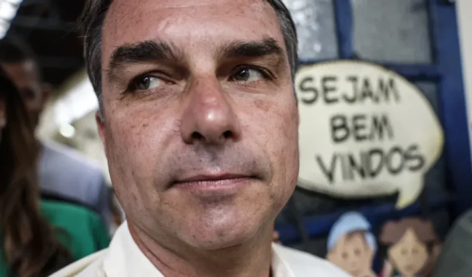 Direitos garantidos? Flávio Bolsonaro fala em mudar a constituição