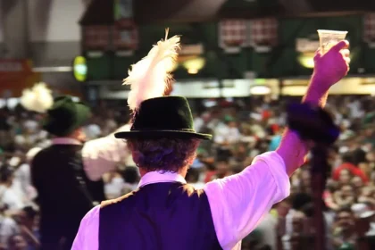 Oktoberfest de Blumenau reúne atrações e celebra tradição germânica