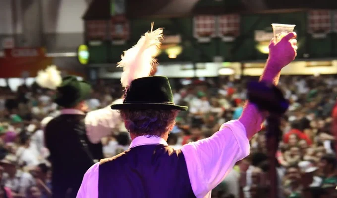 Oktoberfest de Blumenau reúne atrações e celebra tradição germânica
