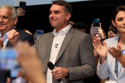 Flávio Bolsonaro recebe apoio de partidos e fala em mudar Constituição
