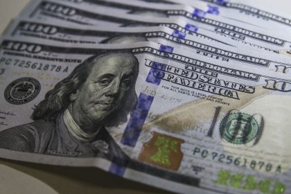 Dólar volta a R$ 5 com ambiente externo e ajuste pós-eleitoral
