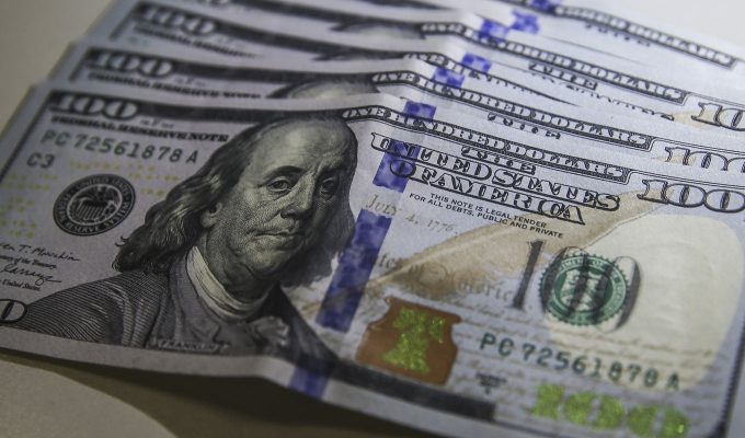 Dólar volta a R$ 5 com ambiente externo e ajuste pós-eleitoral
