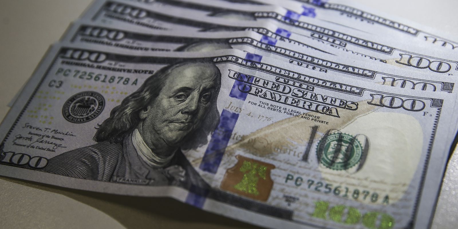 Dólar volta a R$ 5 com ambiente externo e ajuste pós-eleitoral