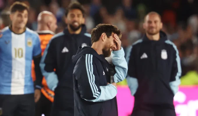 Messi dá adeus à Argentina sob lágrimas e festa no Monumental