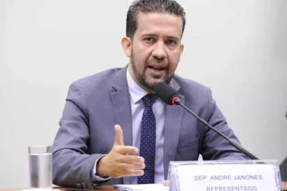Janones reúne 2 milhão em tropa digital para ampliar apoio a Lula