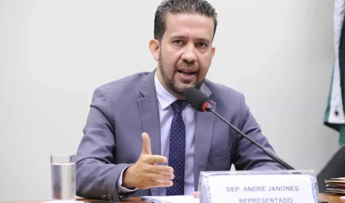 Janones reúne 2 milhão em tropa digital para ampliar apoio a Lula