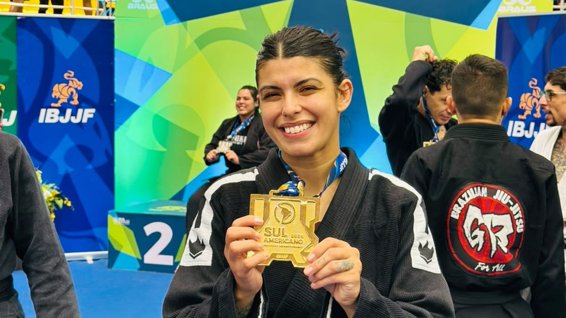 Lutadora que dá aula de defesa pessoal para mulheres vence Sul-Americano de jiu-jítsu: ‘Luta não é só aqui’