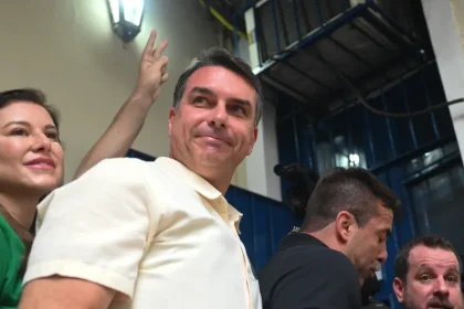 Site distribui criptomoedas em troca de divulgação de conteúdo que incentiva voto em Flávio Bolsonaro